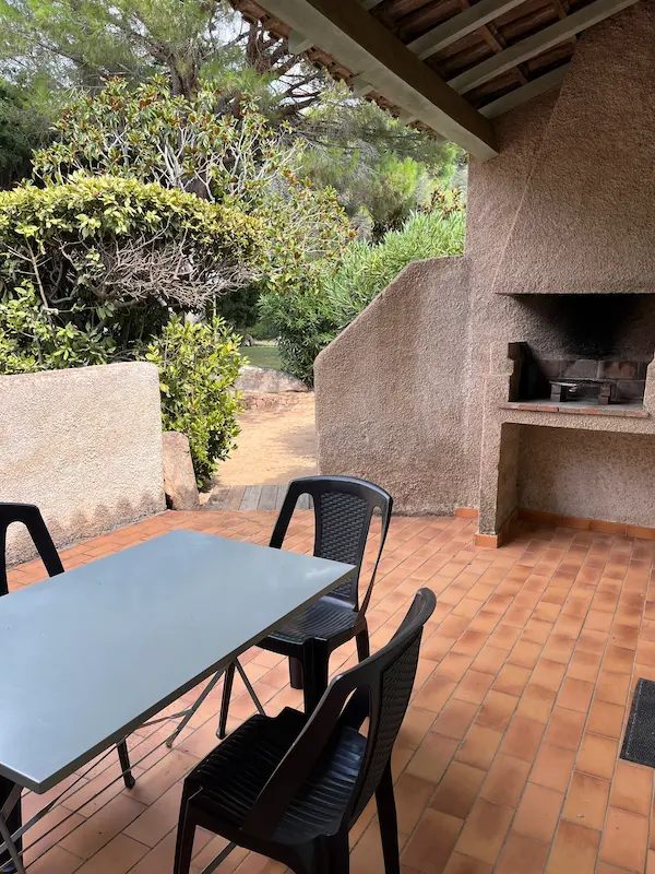 Les allées et la pelouse de la résidence, sous les pins parasols